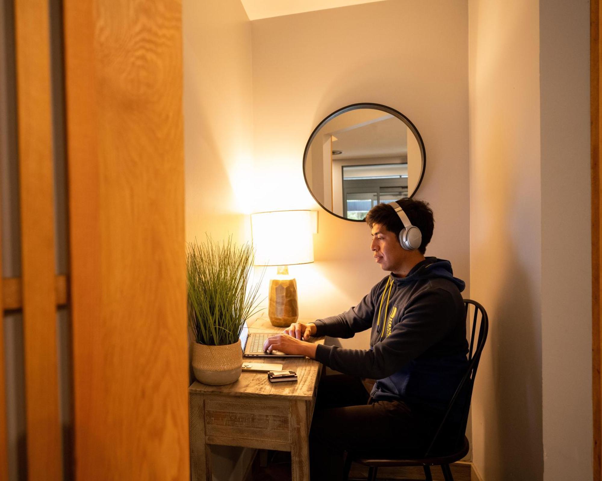 Alpenglow Lodge Queen Boho Studio By Mva Whistler Bagian luar foto