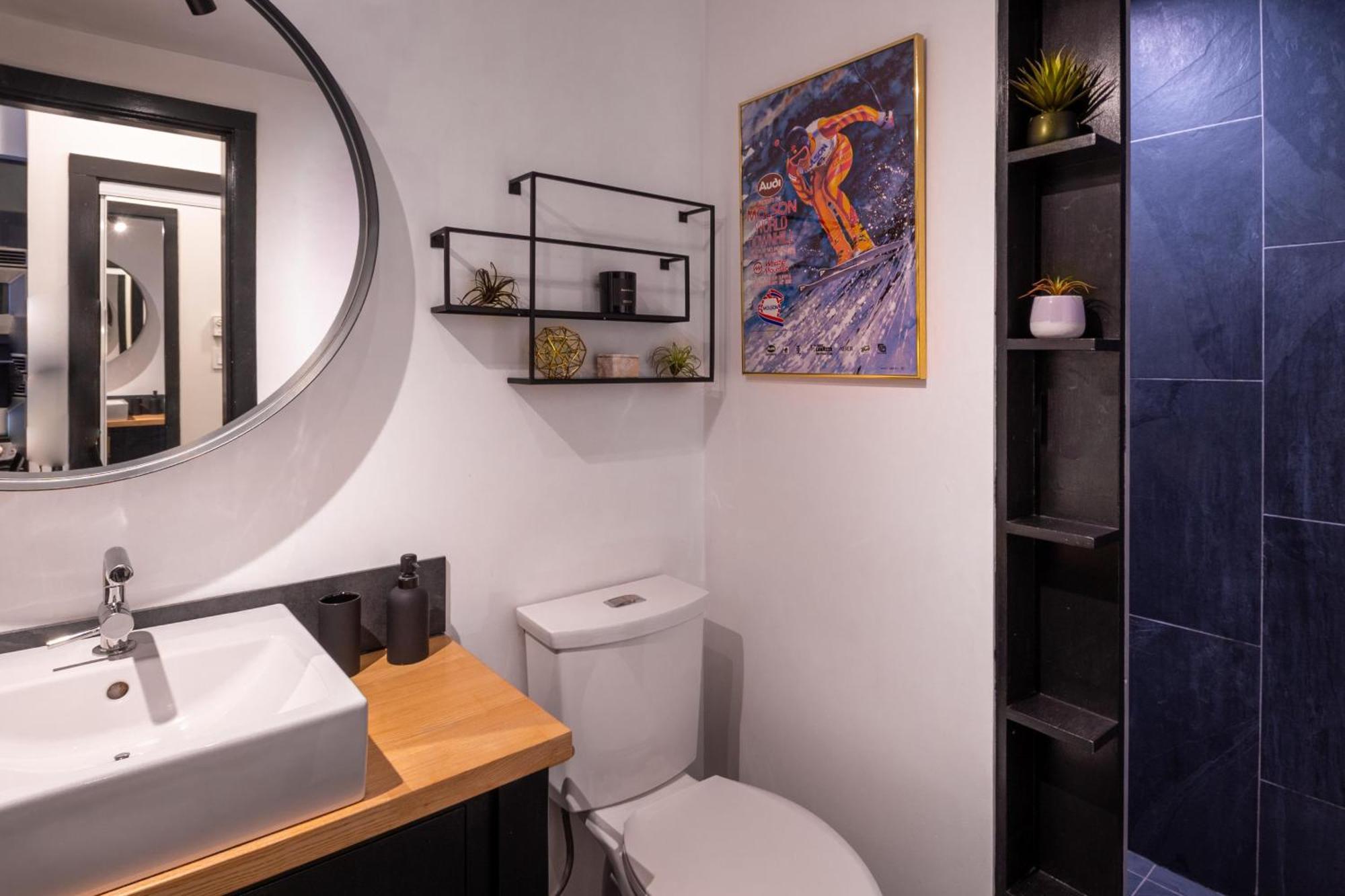 Alpenglow Lodge Queen Boho Studio By Mva Whistler Bagian luar foto