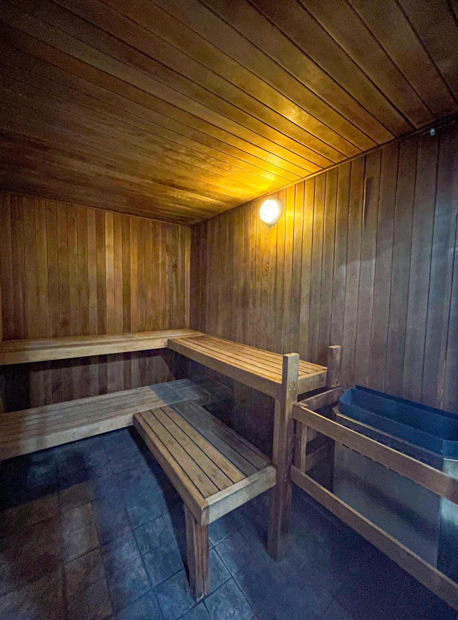 Alpenglow Lodge Queen Boho Studio By Mva Whistler Bagian luar foto