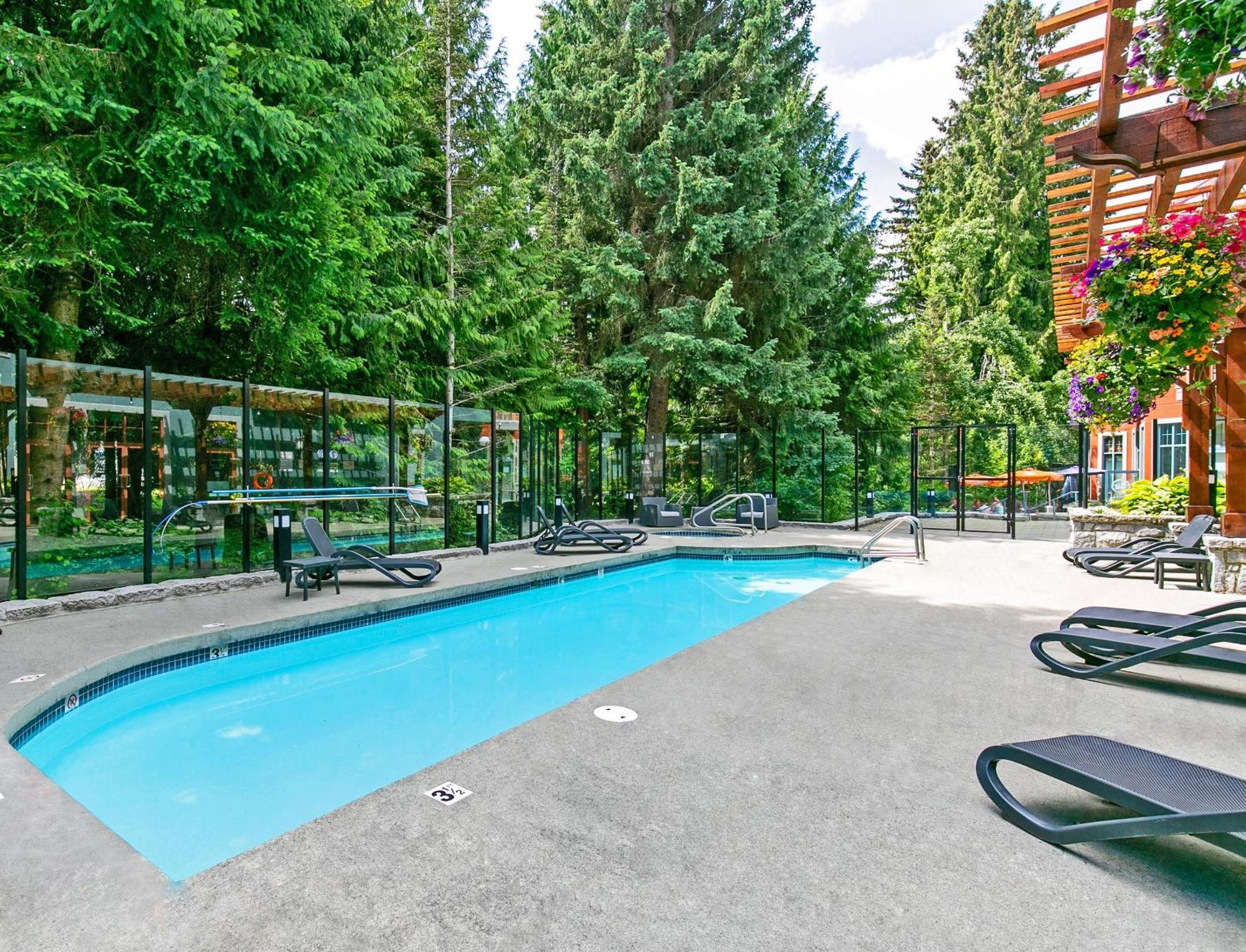Alpenglow Lodge Queen Boho Studio By Mva Whistler Bagian luar foto