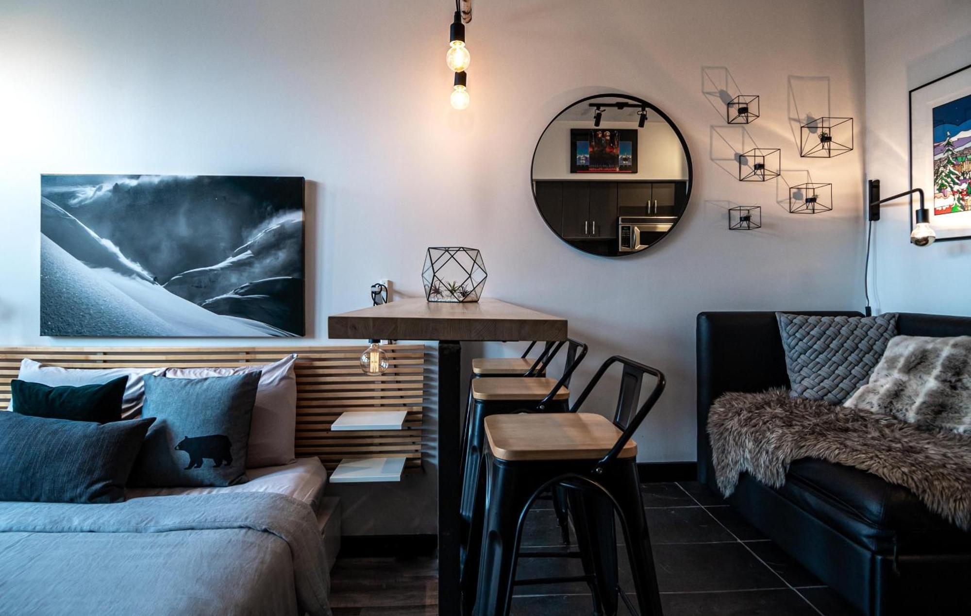Alpenglow Lodge Queen Boho Studio By Mva Whistler Bagian luar foto