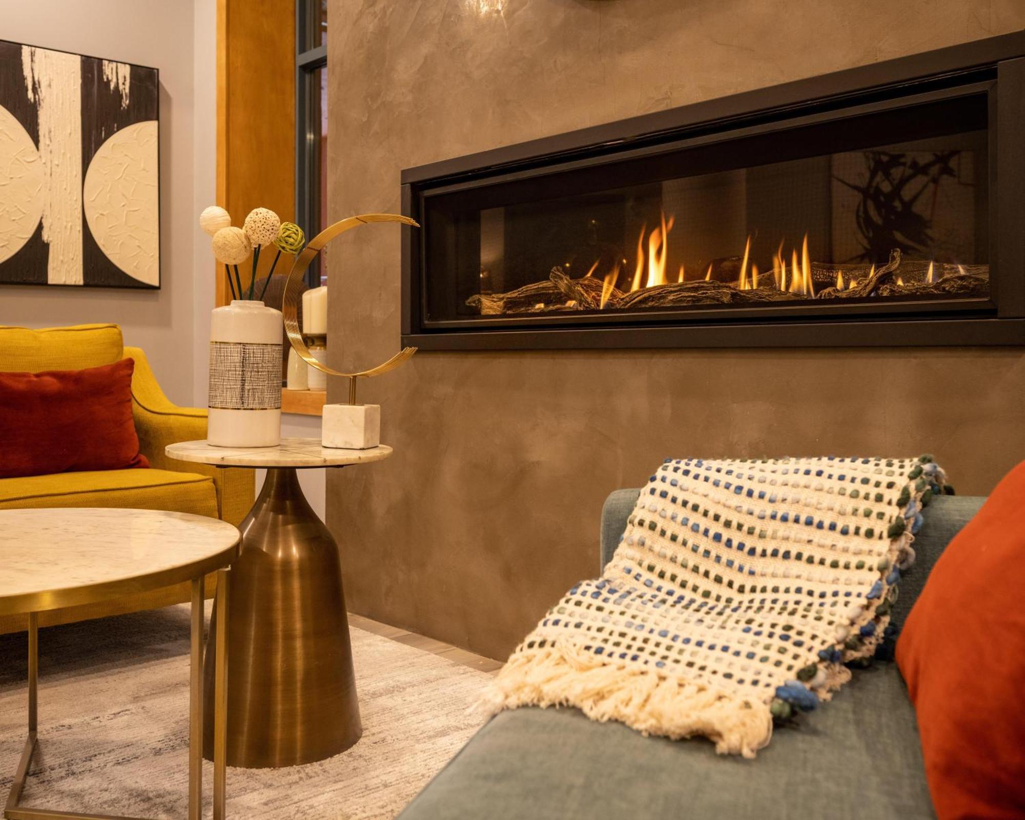 Alpenglow Lodge Queen Boho Studio By Mva Whistler Bagian luar foto
