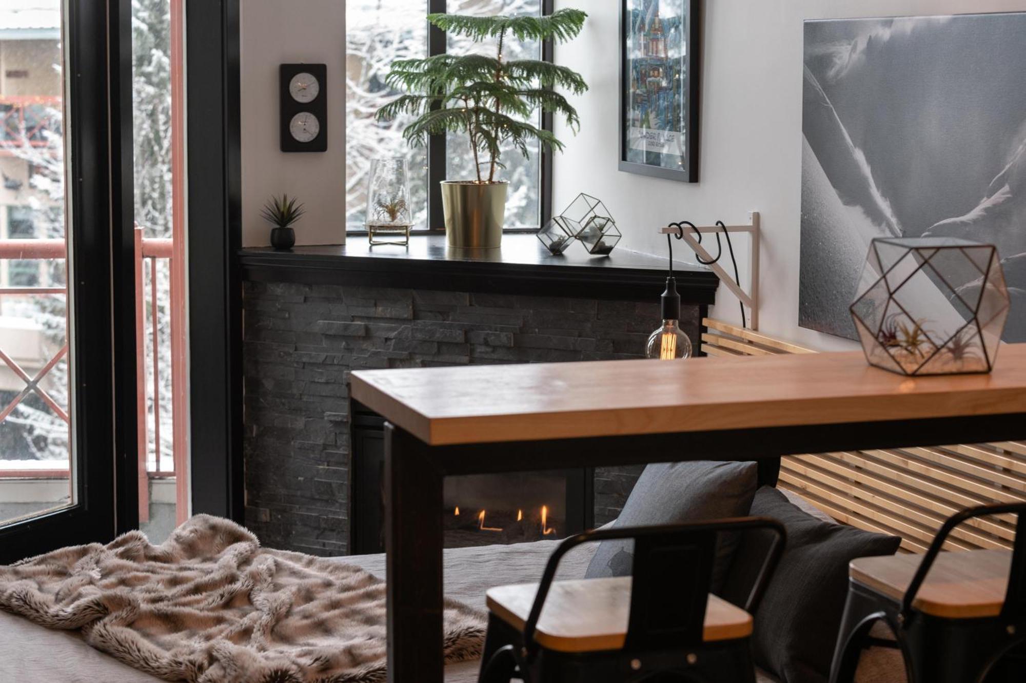 Alpenglow Lodge Queen Boho Studio By Mva Whistler Bagian luar foto