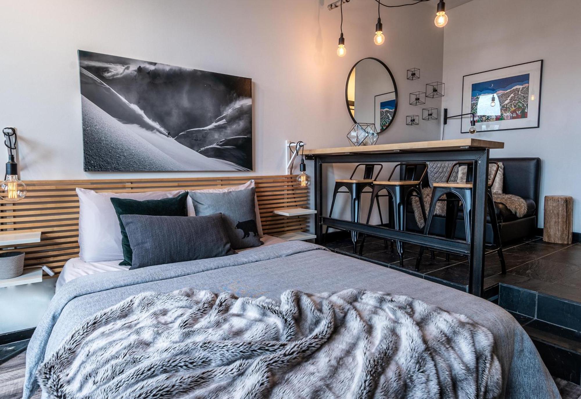 Alpenglow Lodge Queen Boho Studio By Mva Whistler Bagian luar foto